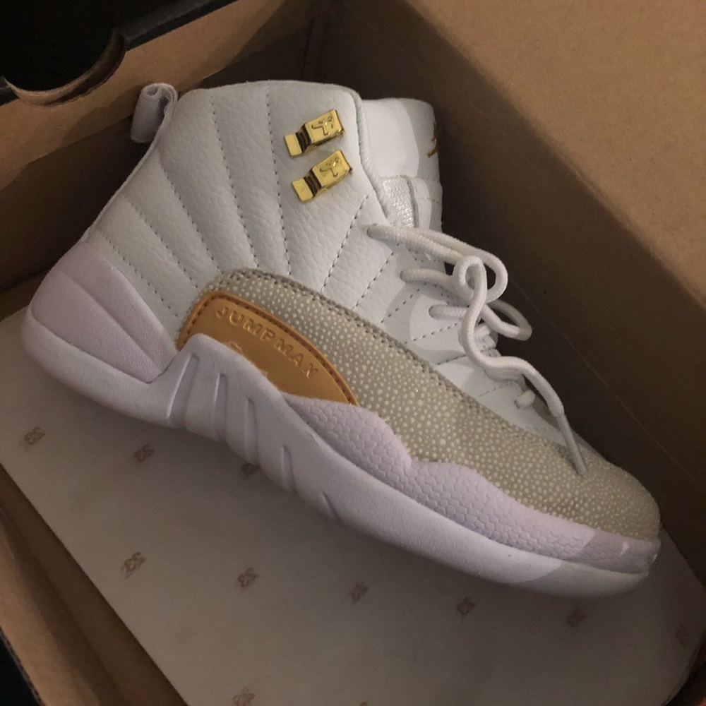 Jordan 12 OVOS SIZE 6.5 boys